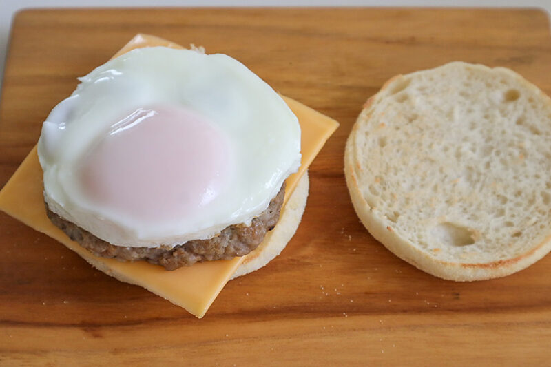 チェダーチーズ、パティ、目玉焼き