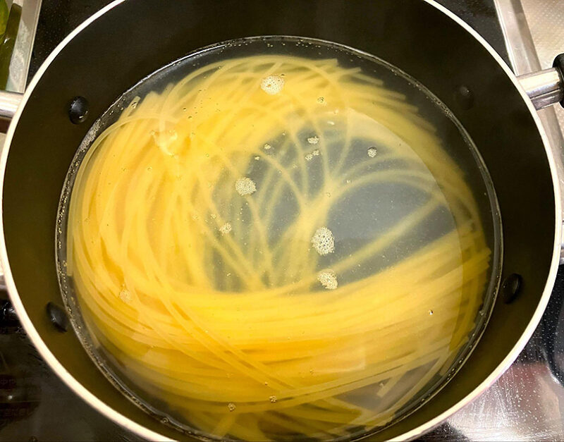 パスタを茹でる