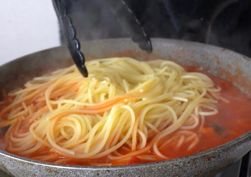 スパゲッティをソースと和える