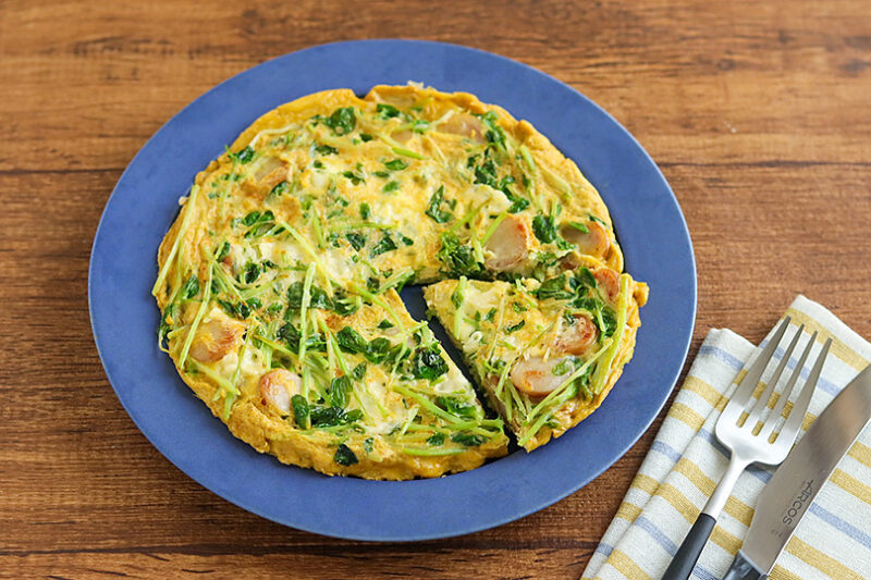 豆苗とチーズのオープンオムレツ