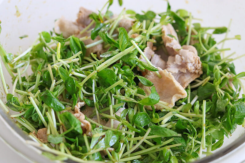 豚肉、豆苗を加える