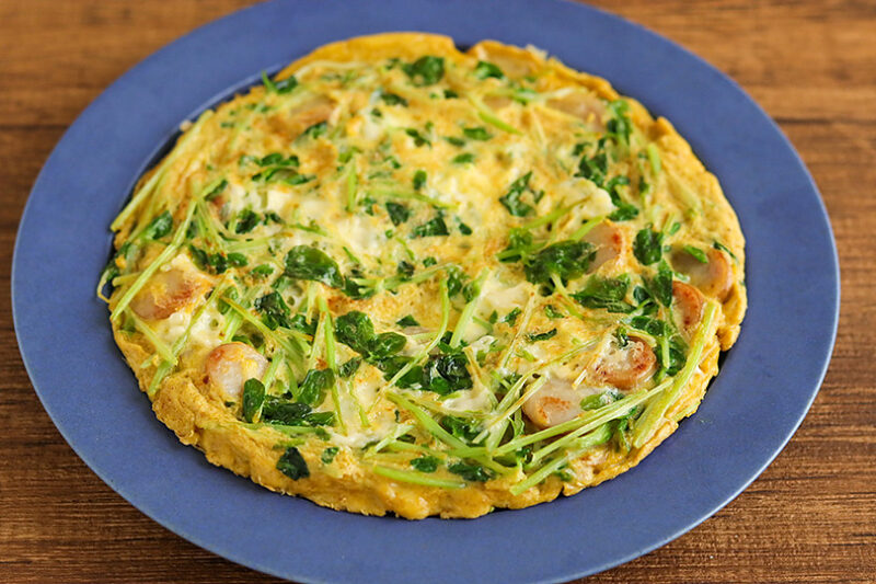 豆苗とチーズのオープンオムレツ