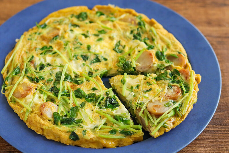 豆苗とチーズのオープンオムレツ