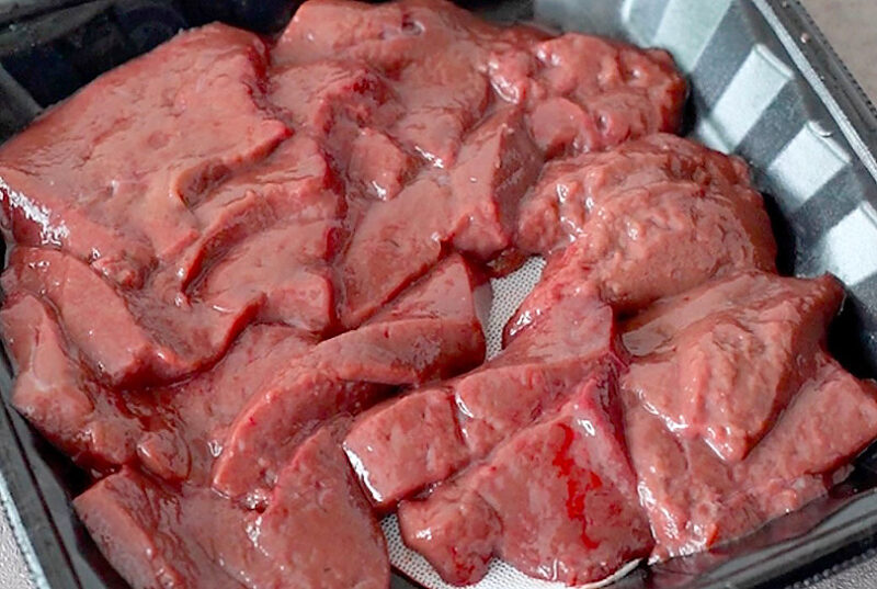 鉄分やビタミンなどを多く含むレバー
