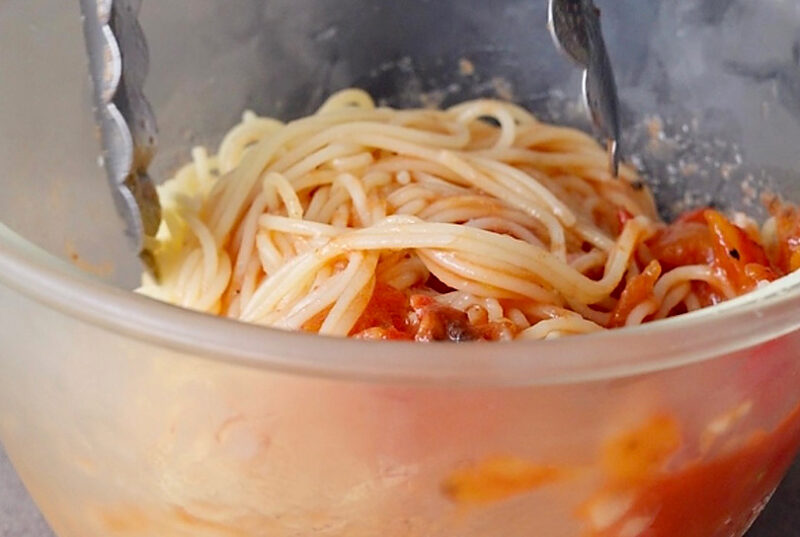 麺とソースを和える