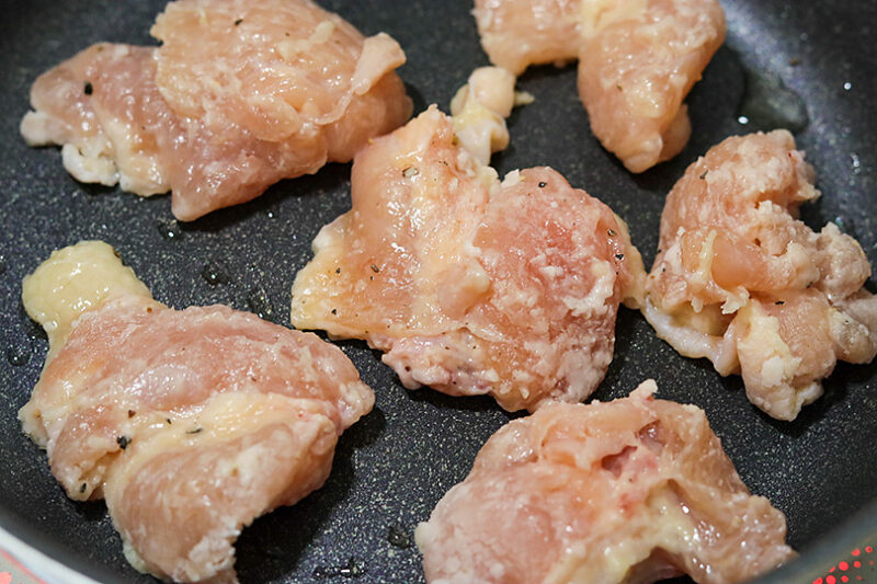 エキストラバージンオリーブオイルで鶏もも肉を焼く