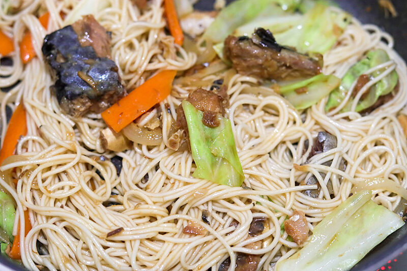 そうめんを加えて炒める