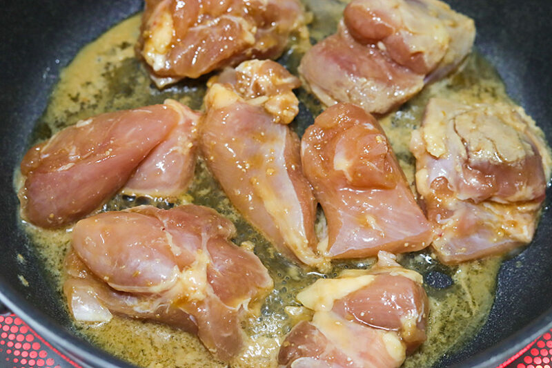 鶏肉をつけ汁ごと加えて焼く