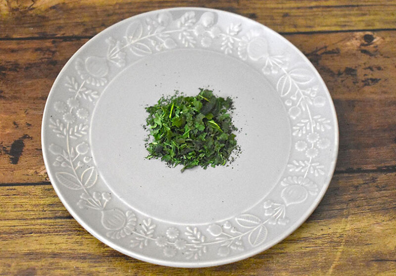 手で揉んで粉々に