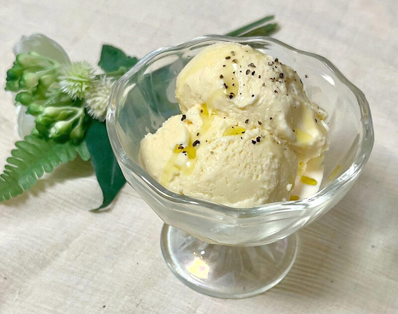 オリーブオイルを使った濃厚バニラアイスクリーム