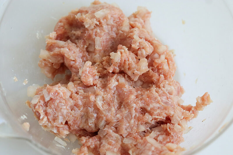 豚ひき肉、たまねぎ、酒、しょうゆ、塩、こしょう