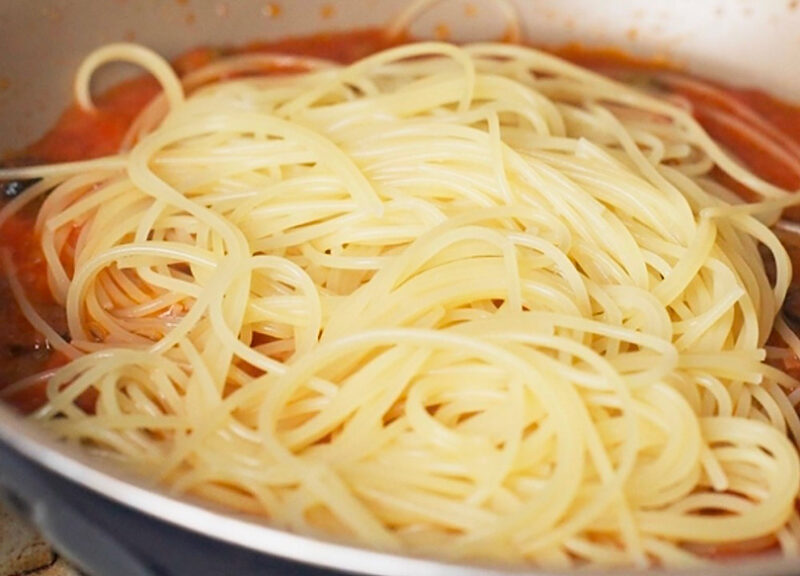 麺とソースを和える