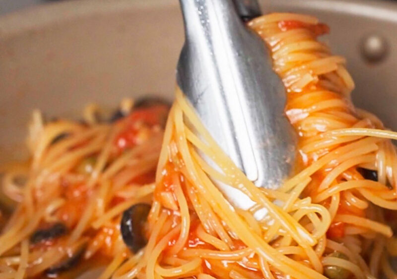 麺とソースを和える