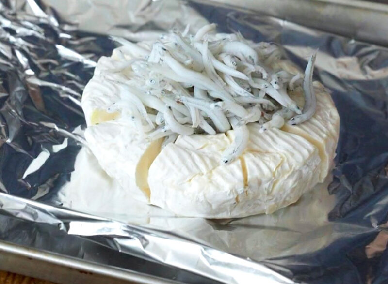 しらすをチーズの中央にこんもりのせる