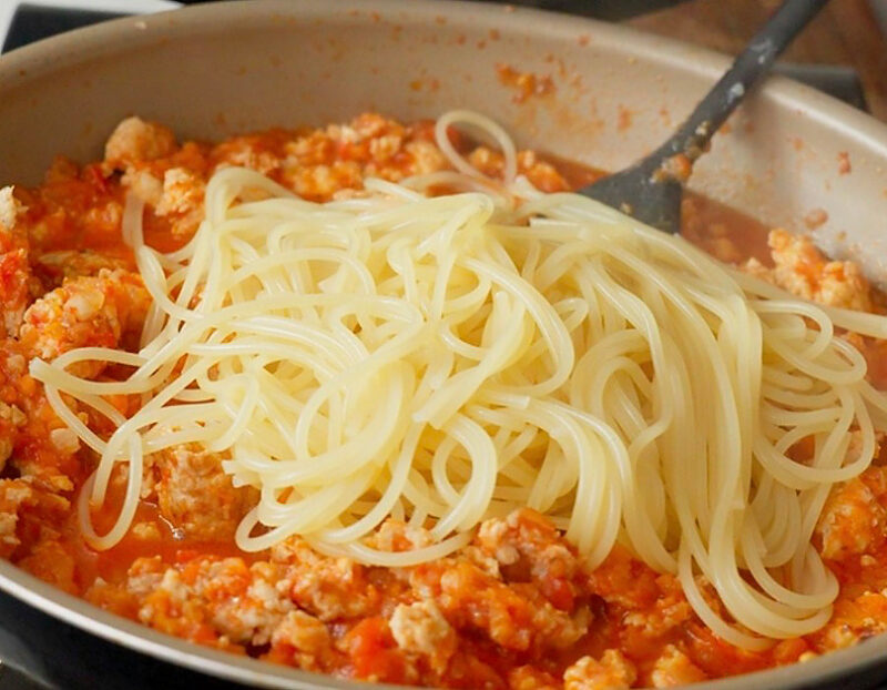 麺を加える