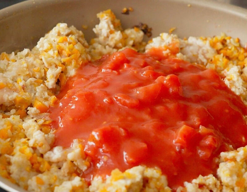 トマト缶とオレガノを加える