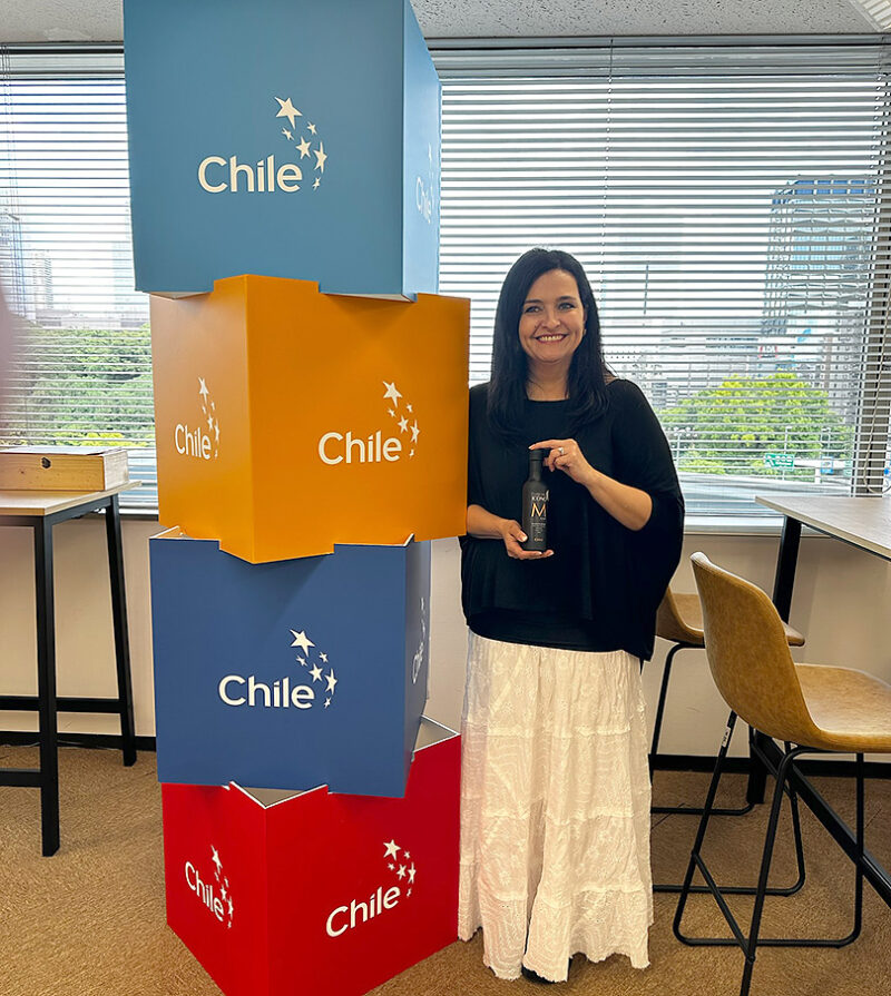 チリ大使館でプロモーションするMORE社の創業者兼CEO、Gisselle Bracamonte氏
