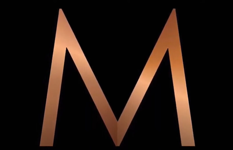 マットブラックにブロンズの頭文字「M」が輝く