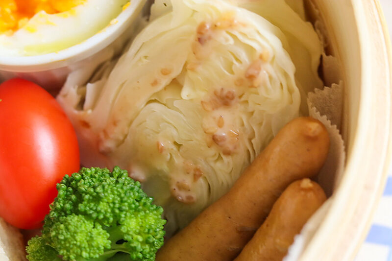 野菜にはお好みのドレッシングやマヨネーズをかけて
