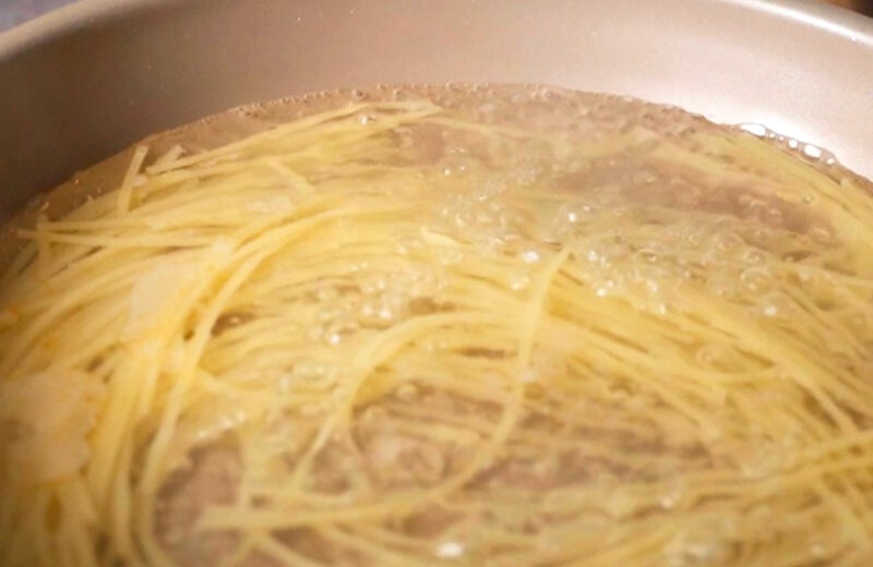 スパゲッティを茹でる