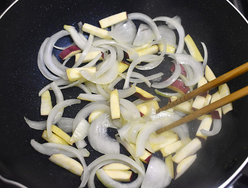 玉ねぎ、さつまいもを炒める