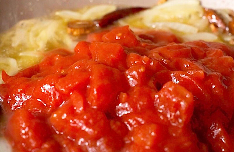 白ワイン、トマト缶を加える