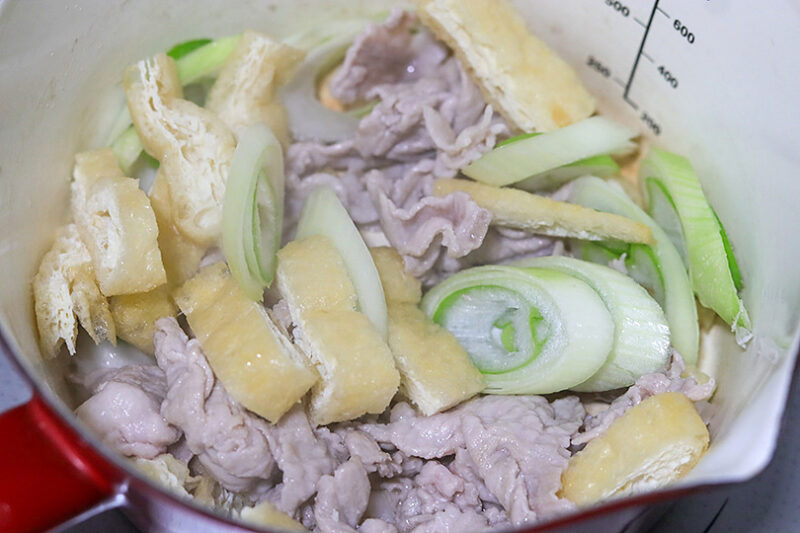 長ねぎ、油揚げを加える