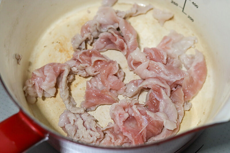 豚うす切り肉を炒める
