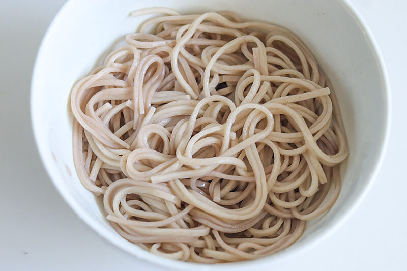 そば(乾麺)は水気をしっかりと切って器に入れる
