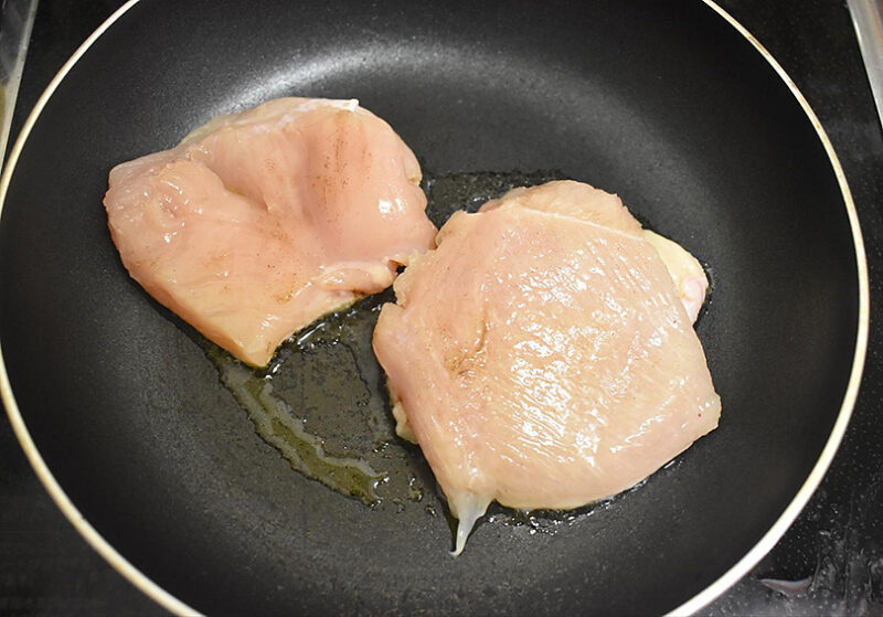 オリーブオイルで鶏もも肉を焼く