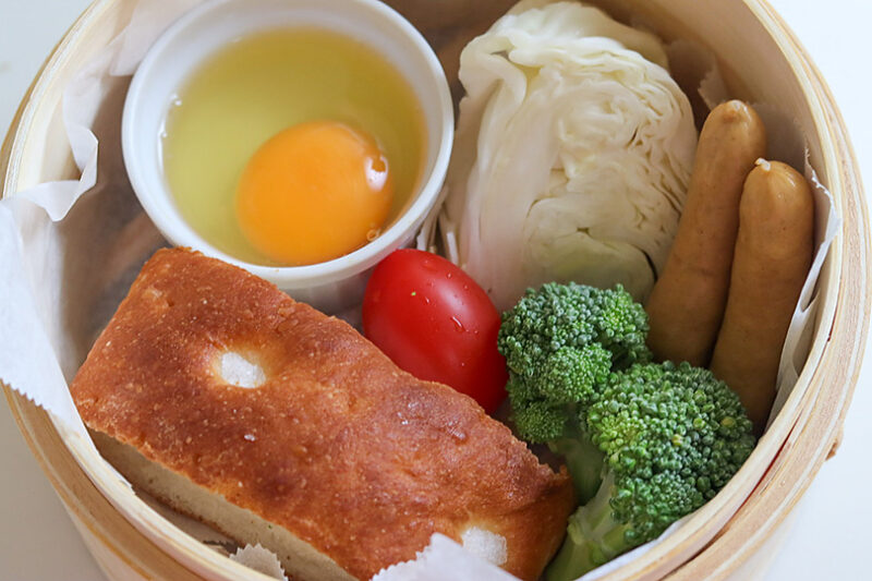 パン、卵、ウインナー、野菜をつめる