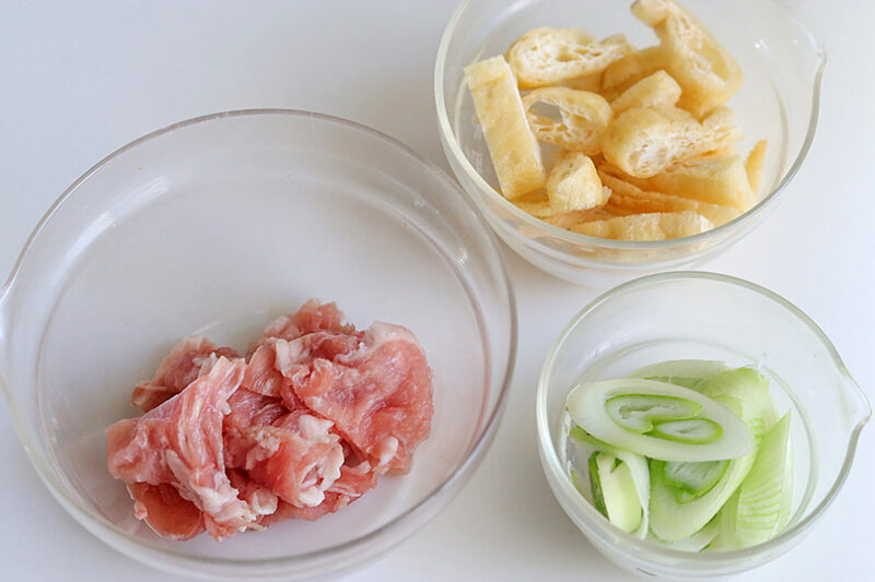 豚うす切り肉、油揚げ、長ねぎ
