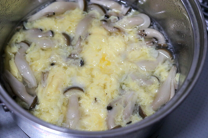 溶き卵をまわし入れる