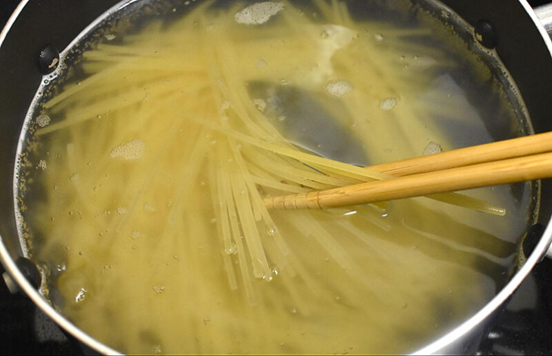 パスタを茹でる