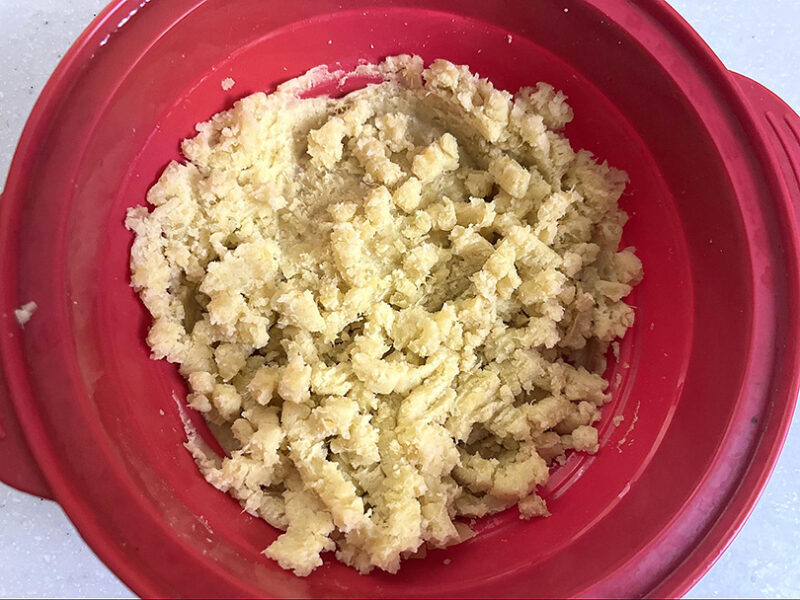 マッシャーや麺棒などで潰す