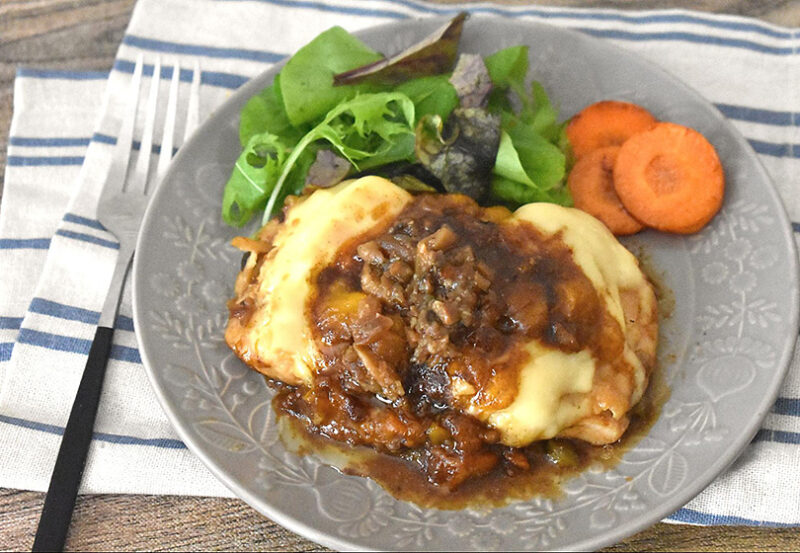 キノコのブルスケッタ添えのチキンチーズ照り焼き