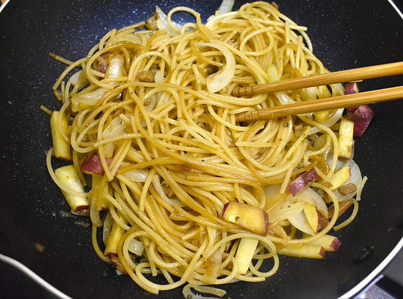 パスタ、醤油を入れ炒める