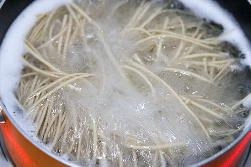 そば(乾麺)を茹でる