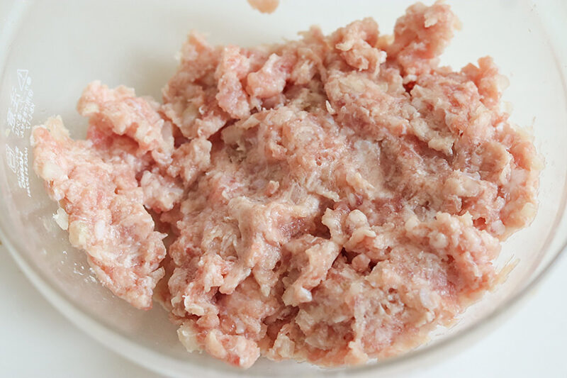 豚ひき肉、長ねぎ、酒、しょうが、にんにく、塩