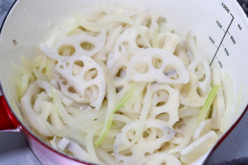 れんこんを加えて炒める