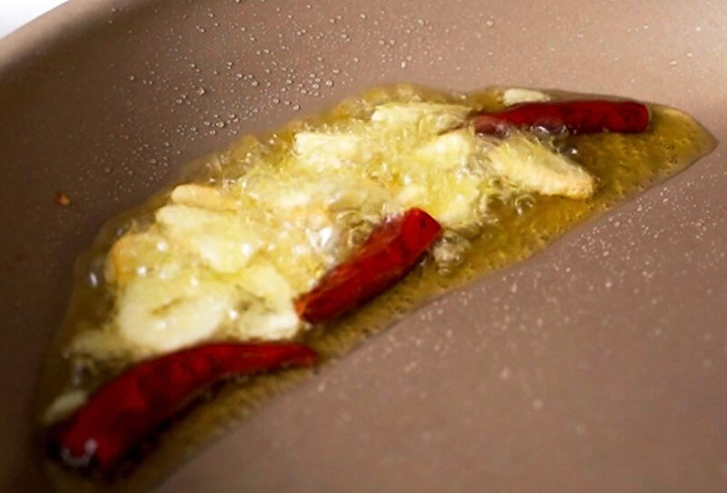 オリーブオイル、にんにく、唐辛子