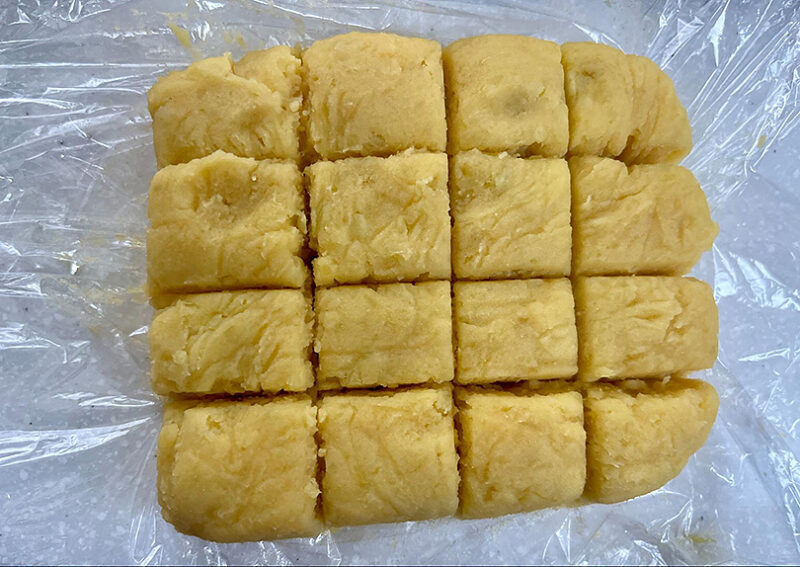 ラップに包んで四角く成形