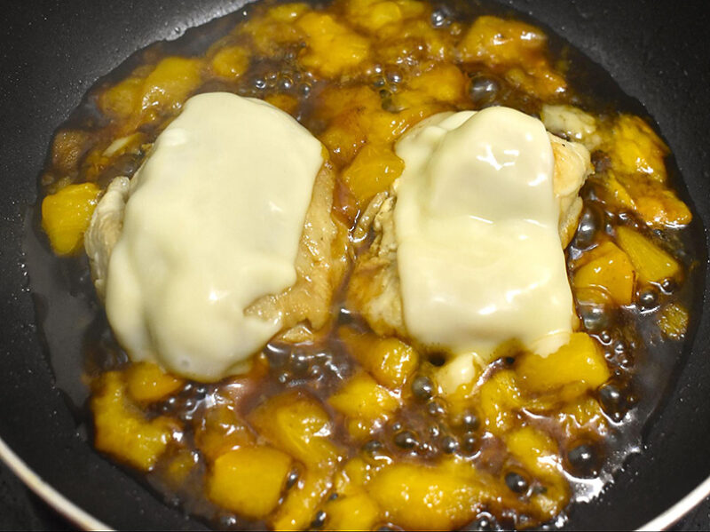 スライスチーズを載せる