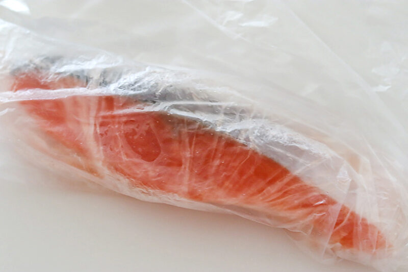 生鮭に塩こうじをもみ込む