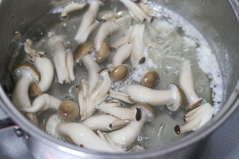 しめじ、しょうがを加える