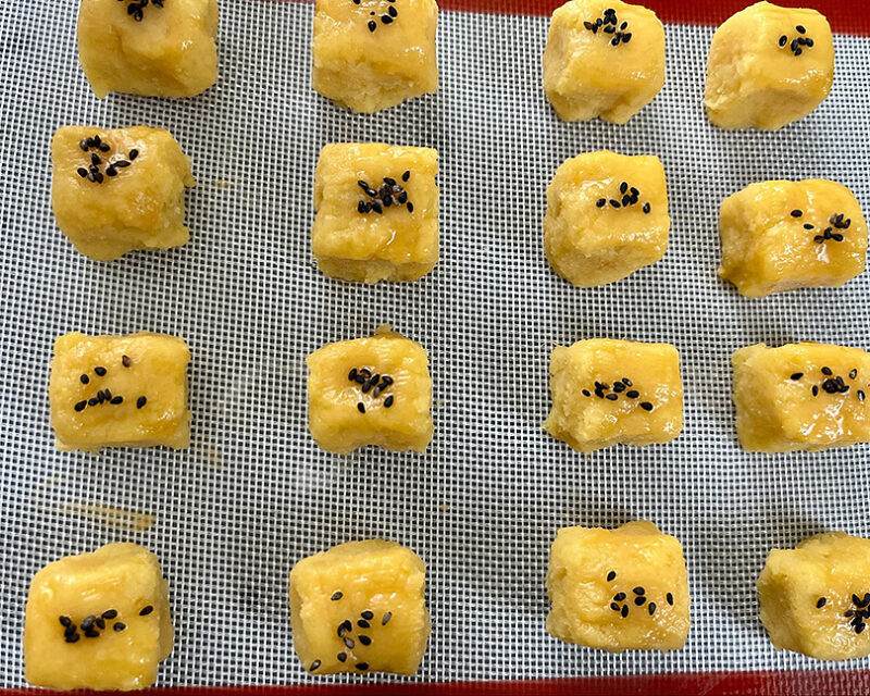 卵液を刷毛で塗る