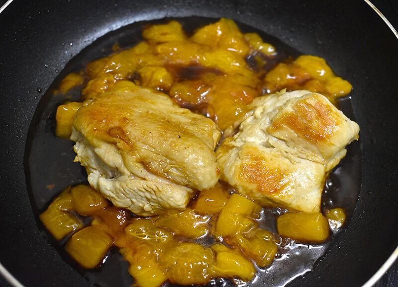 調味料と柿を入れる