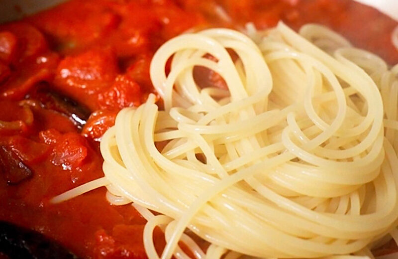 麺が茹で上がったらソースに入れる