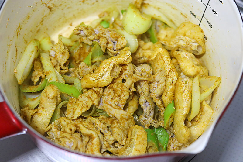カレー粉を加える