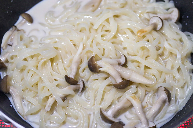 うどんをフライパンに加える